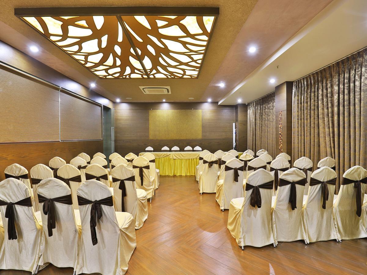 Oyo 13253 The Grand Vinayak Hotel Αχμπανταμπάντ Εξωτερικό φωτογραφία