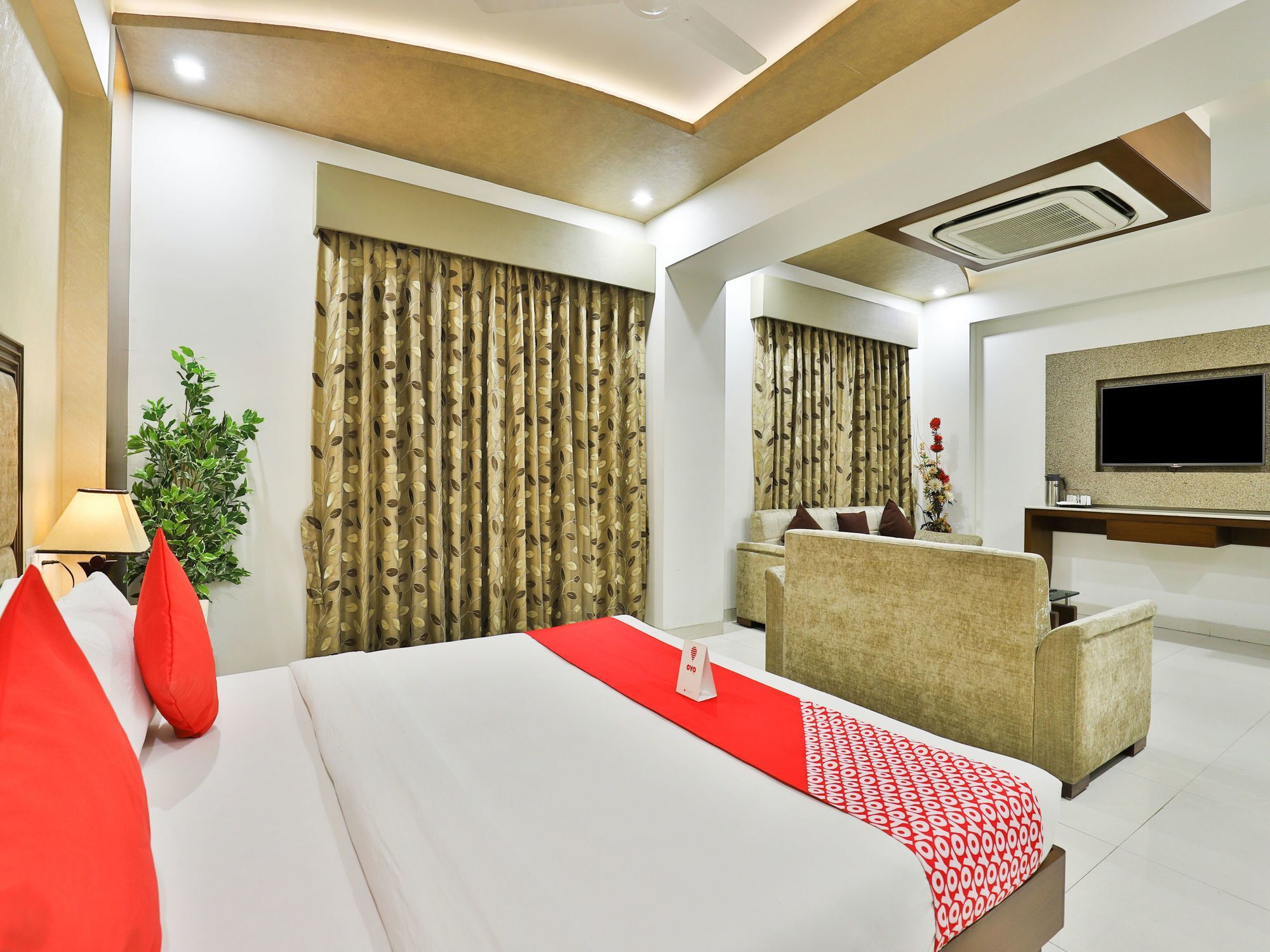 Oyo 13253 The Grand Vinayak Hotel Αχμπανταμπάντ Εξωτερικό φωτογραφία