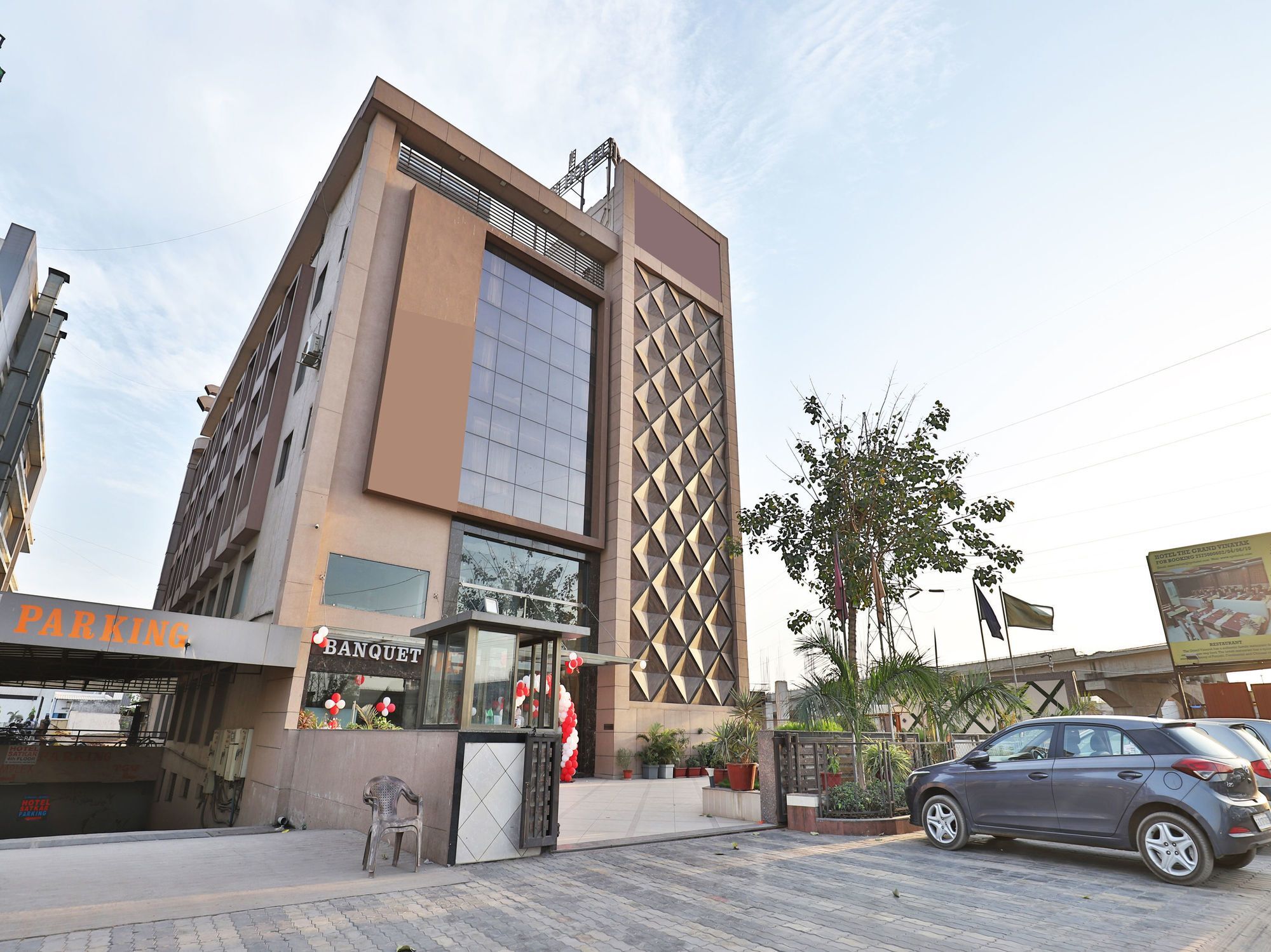 Oyo 13253 The Grand Vinayak Hotel Αχμπανταμπάντ Εξωτερικό φωτογραφία
